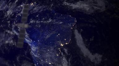 电信卫星南美国部分地球晚上视图空间电影质量动画焦点地球Satelite回来云电信卫星轨道地球详细的漂亮的电影方法美国国家航空航天局图像